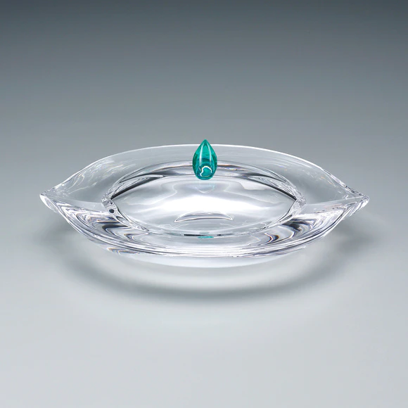 Covered vessel hollowed out by cutting with petal design.