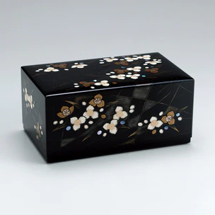 Box with design in makie. “Pure sound”