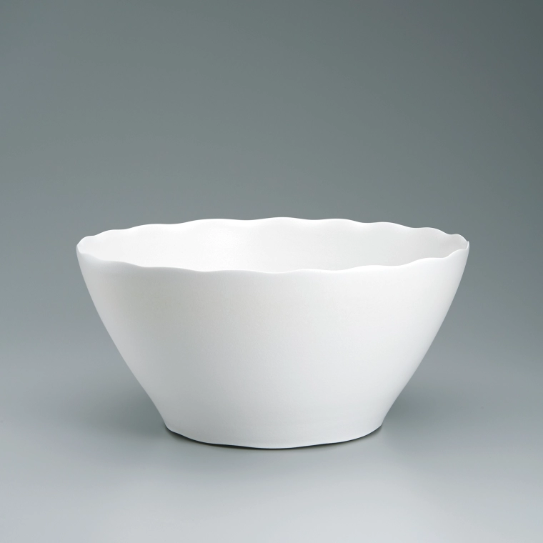 photo White porcelain bowl.