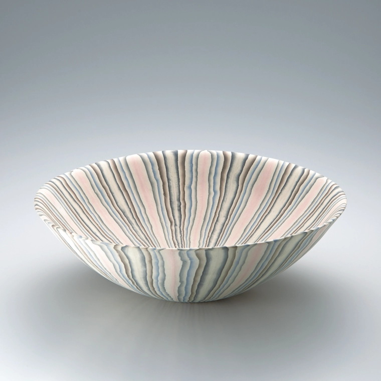 photo Large marbled bowl with lobed rim.