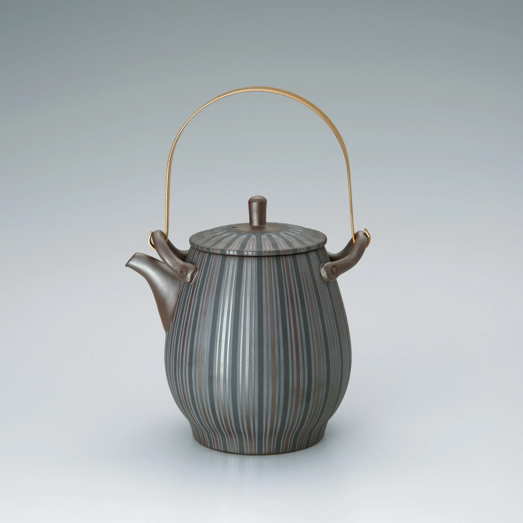 photo Banko teapot with stripe decoration.