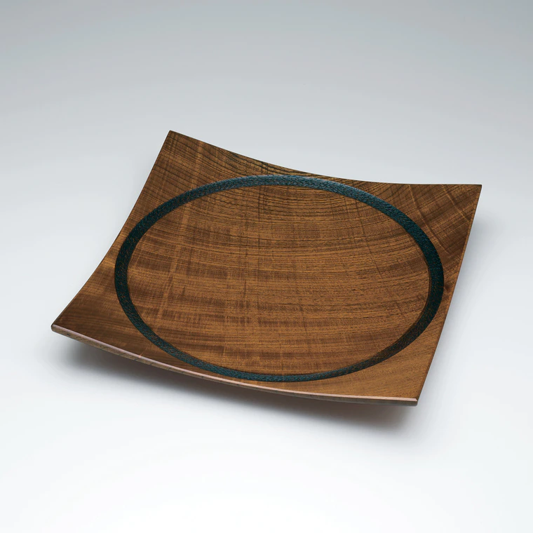 photo Square plate of zelkova wood with lathed decoration.