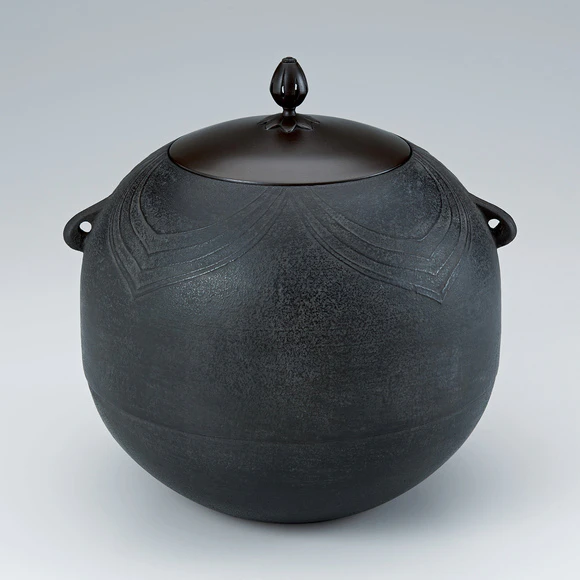 Tea ceremony kettle with sacred jewel knob on the lid.