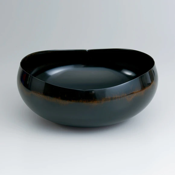 Vessel of horse chestnut wood.