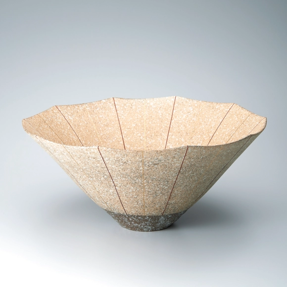 Decagonal white Tanba bowl with sprayed slip and gold decoration.