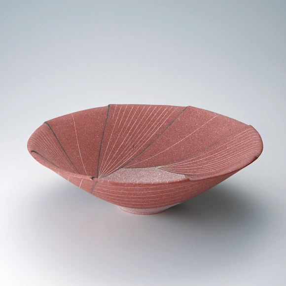 Bowl with sprayed slip and line design