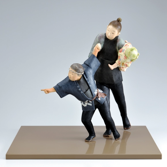 “Hurry, hurry”. Formed with toso over wooden core and covered with cloth and paper.