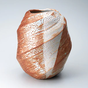 手彫り模様の茶色陶器壺 tk0111004.jpg