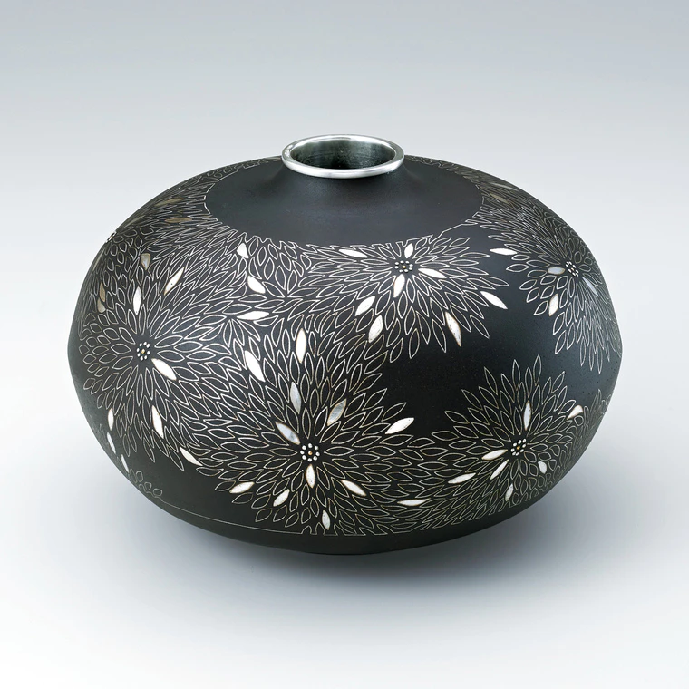 photo Flower vessel of iron with mujinagiku design in inlay