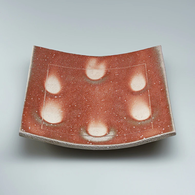 photo Shigaraki square dish with flame color decoration.