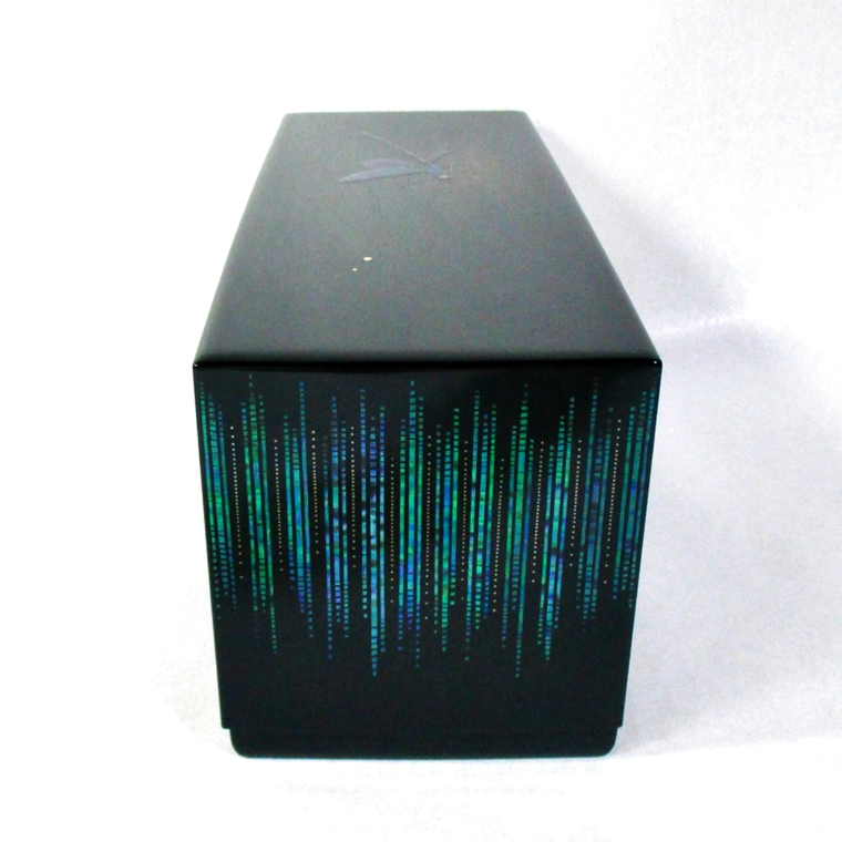 photo Box with design in mother-of-pearl inlay and makie. “Came flying and staying”