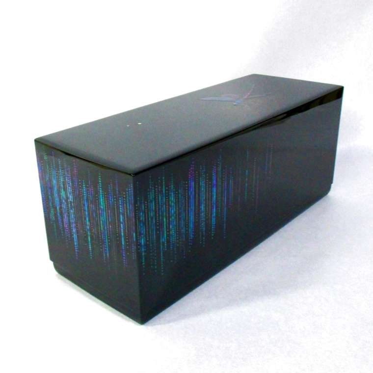 photo Box with design in mother-of-pearl inlay and makie. “Came flying and staying”