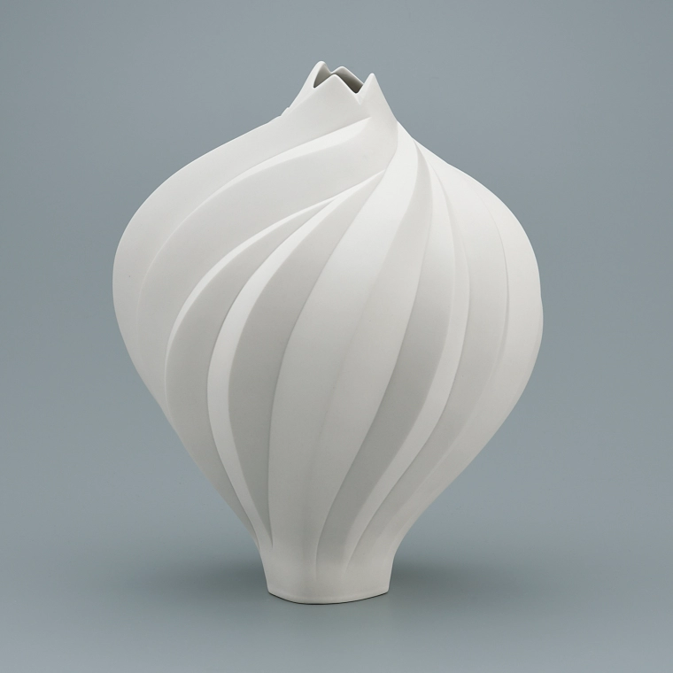 photo White Porcelain Vessel "Fruit"　