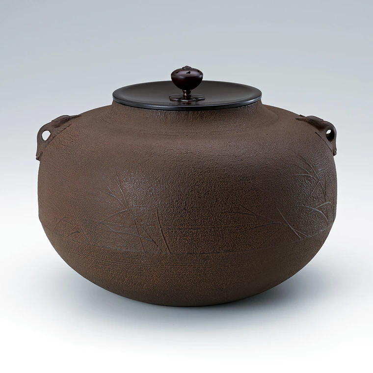 photo Tea ceremony kettle with sloping shoulder and design of birds at waterside
