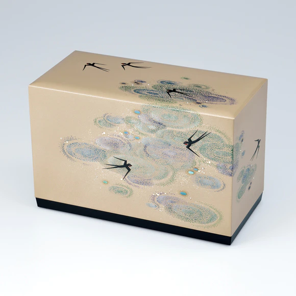 Box with design in makie. “Evening shower”