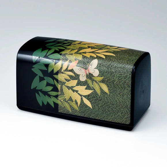 Box with design in kinma and zonsei. “Fragrant by wind”