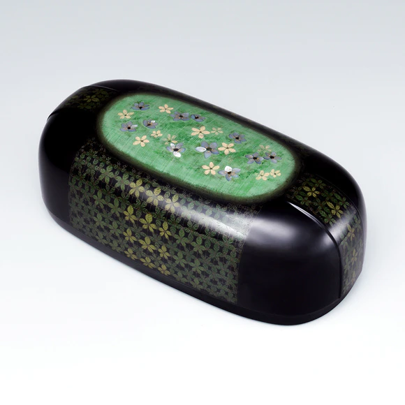 Kanshitsu box with design in kinma and mother-of-pearl inlay. “Tidings of flowers”