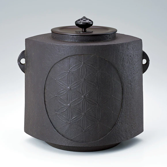 Tea ceremony kettle of cylindrical type with angular shoulder and hexagon design