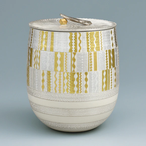 七五三七歳‼️貴重白地⭐︎手毬桜太鼓しほり柄⭐︎金彩箔煌びやか