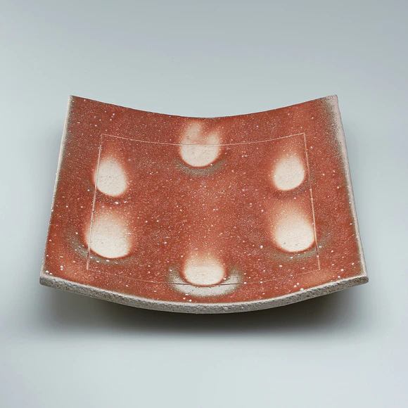 Shigaraki square dish with flame color decoration.