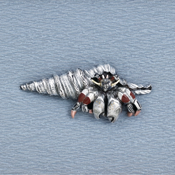 Metal fitting in shape of hermit crab