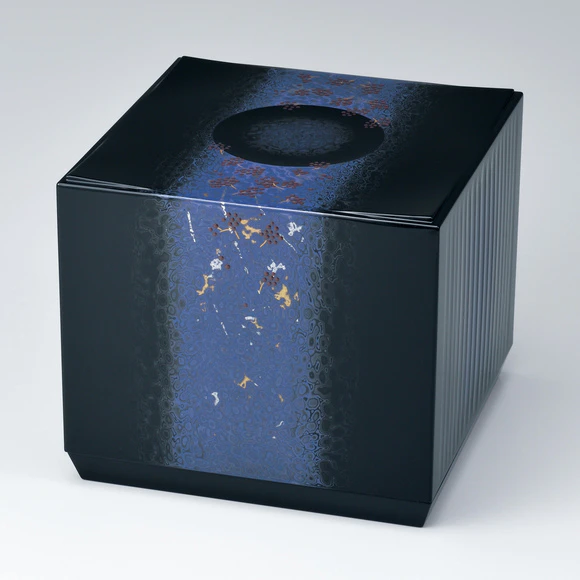 Box with design in urushi carving and kinma. “Japanese beauty-berry”