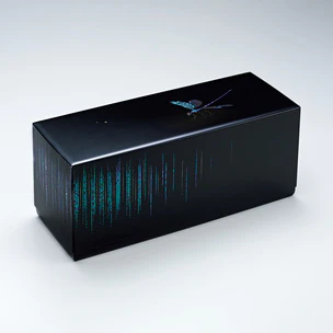 Box with design in mother-of-pearl inlay and makie. “Came flying and staying”