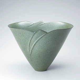 Flower vessel with Tokiwa-oribe green glaze and curved line design.
