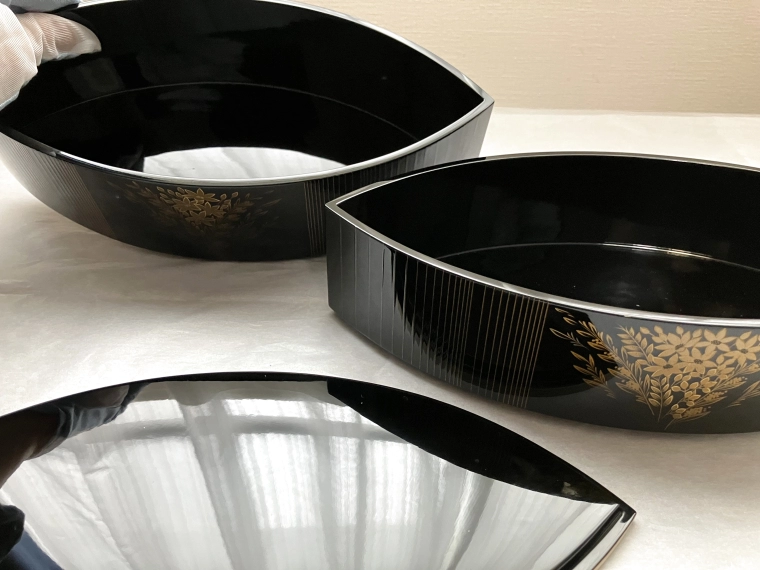 photo Tiered coffer with design in zonsei. “Far away”