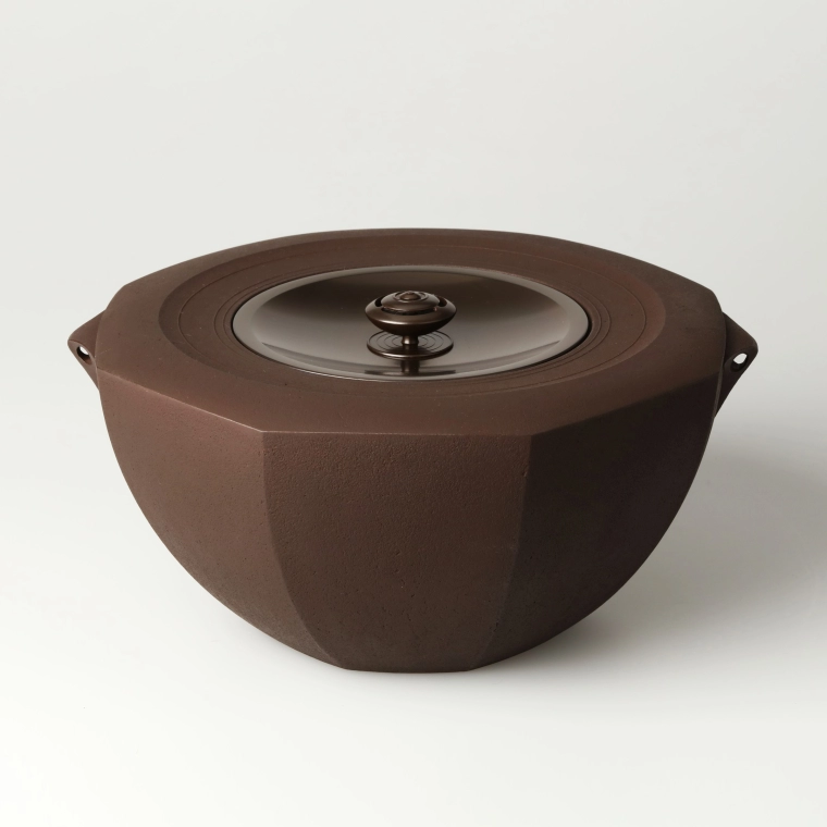 photo Octagonal tea ceremony kettle.