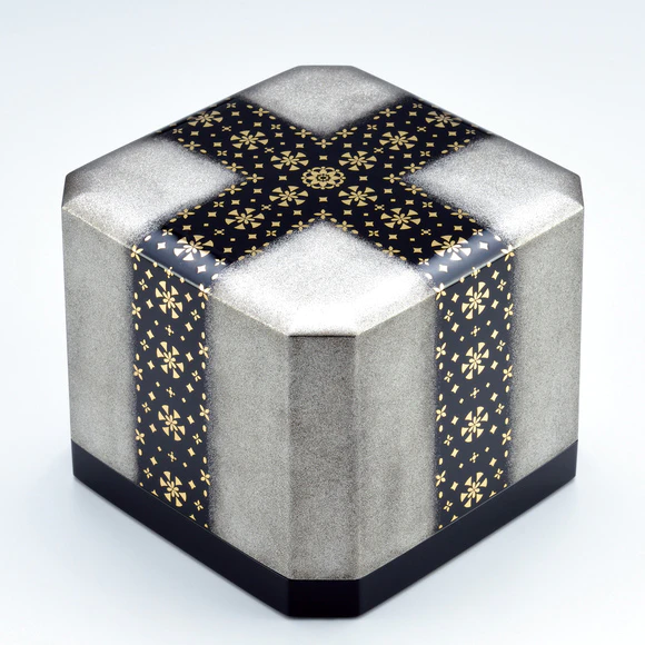 Box with design in kirikin and mother-of-pearl inlay