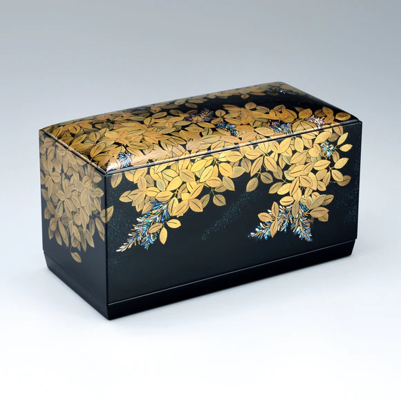 Box with bush clover design in makie.
