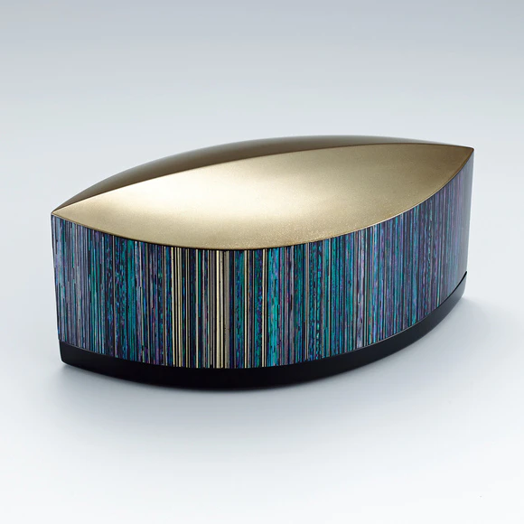 Kanshitsu box with design in irokirigai and makie. “Rhyme of the moon”