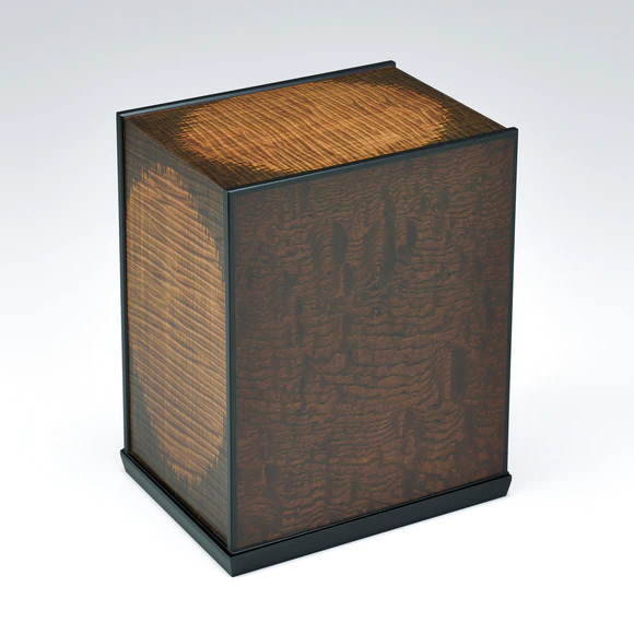 Box of jindai zelkova wood and horse chestnut wood with inlay design.