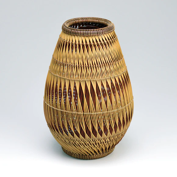 Flower basket in koshoku sekiso gumi construction “Eight