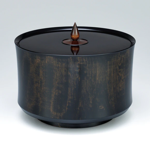 Covered vessel of horse chestnut wood.