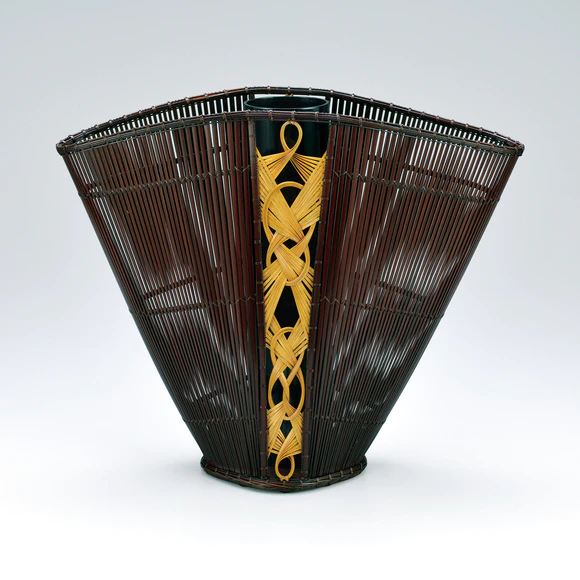 Flower basket in sensuji-gumi weave. “Shizume ōgi/”