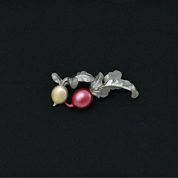 Metal fitting in shape of hatsuka-daikon.