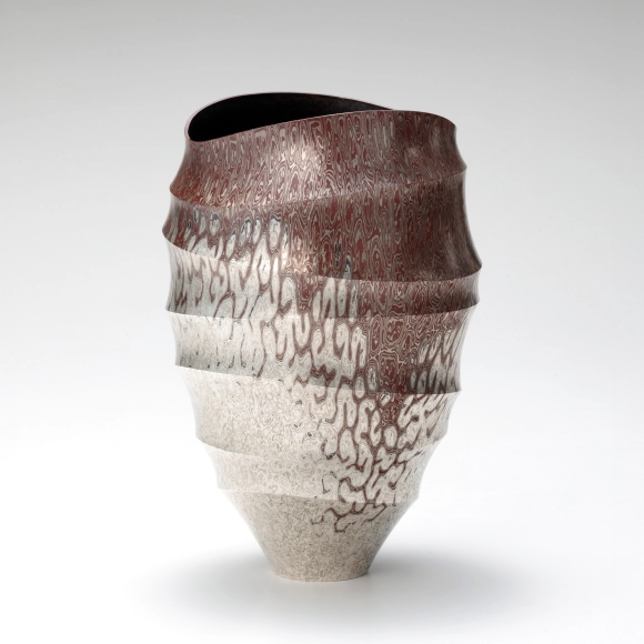 Flower vessel of mokumegane made in hammer work.