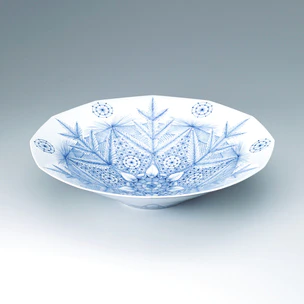Large dish with soft and minute design in underglaze blue. “Snow crystal”