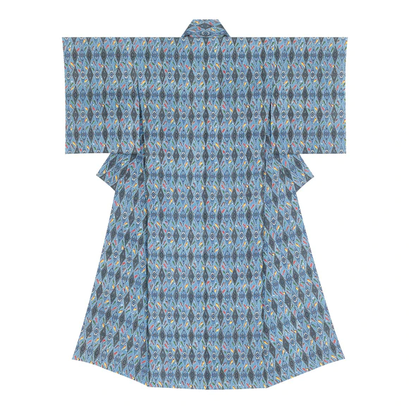 Kimono with design in Ryūkyū red and indigo stencil dyeing. “Sea of foundation”