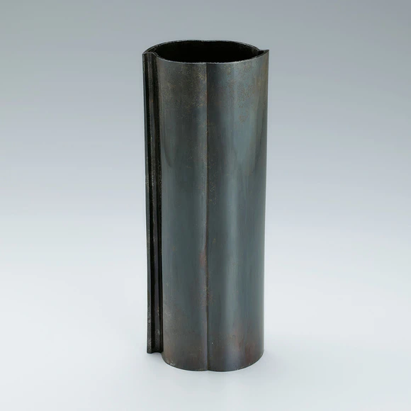 Flower vessel of cast rōgin. “Clound and mist”