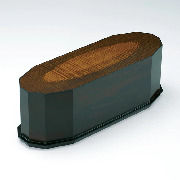 Box of horse chestnut wood and black persimmon wood with design in wood inlay. “Innocence”