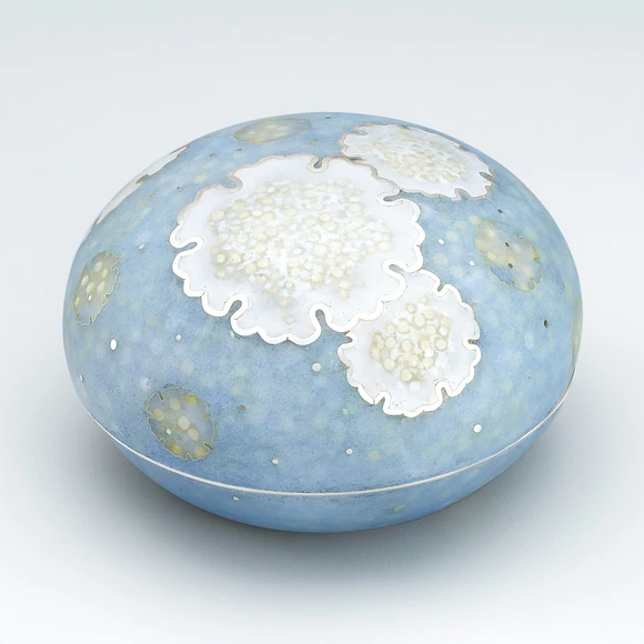 新品未使用 長谷川紀代 すかし彫花鳥文 菓子鉢 作家もの 九谷焼 共箱 共布 新品未使用 長谷川紀代 すかし彫花鳥文 菓子鉢 作家もの 九谷焼 共