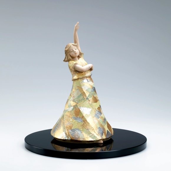 “Breeze in bright spring light”. Ceramic with glaze and gold.