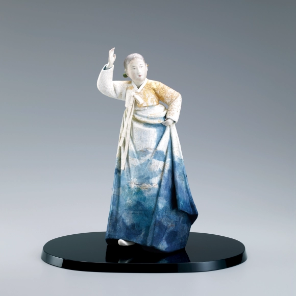 “Heightened by the moonlight”. Formed with tōso over wooden core and covered with cloth and paper.