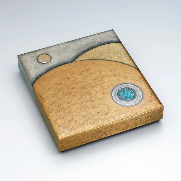 Box with design in makie "Light in the sky"