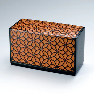 Box with design in urushi carving. “Distant”