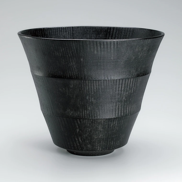 photo Deep bowl with overglaze enamel and silver decoration.