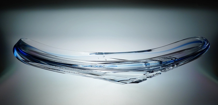 写真：硝子切子鉢「Flowing Blue」